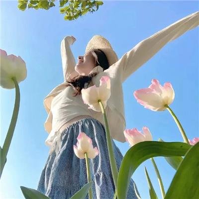 坐在酒吧里吃蛋糕